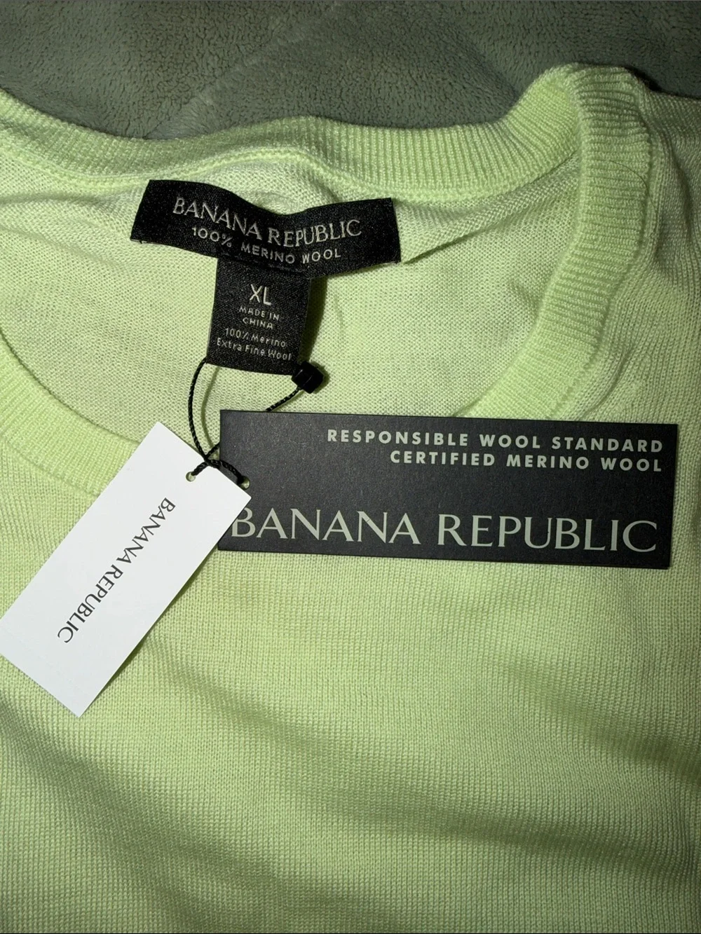 Banana Republic Men's Pale Yellow Crewneck Sweater - NWT